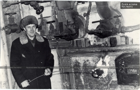 Ю.С. Постников  – начальник старого котельного цеха Шатурской ГРЭС зажигает факел от котла № 12, для передачи новому котлоагрегату, 1971 год