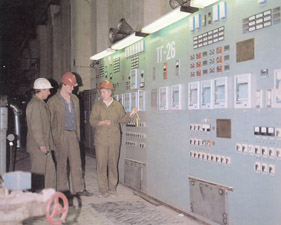  Проверка работы приборов работниками цеха ТАиЗ, 1997 год