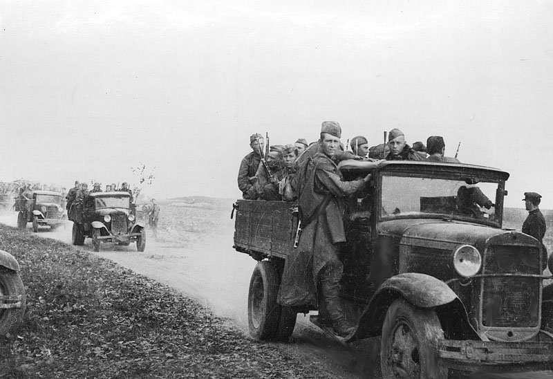 Колонна автомашин с солдатами направляется на Южный фронт. 1.jpg