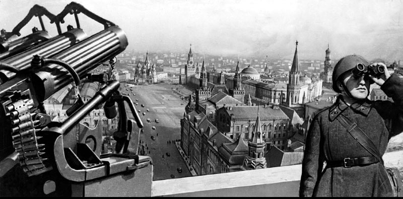 Зенитчик-наблюдатель на крыше гостиницы Москва..jpg