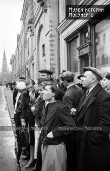 22 июня 1941 года москвичи слушают сводки о начале войны 