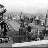 Зенитчик-наблюдатель на крыше гостиницы Москва.