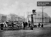 Монтаж электропроводов на Театральной площади, Москва 1900 год