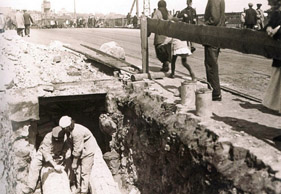 Прокладка теплофикационного трубопровода от ГЭС-1 через Б. Устьинский мост, 1933 год