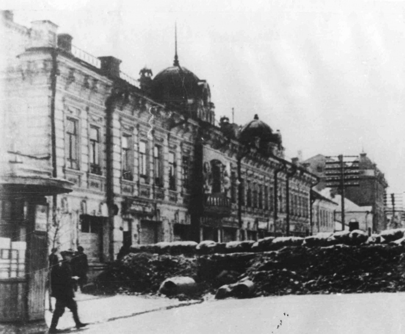 Баррикада на улице Коммунаров перед улицей Колхозной в Туле.jpeg