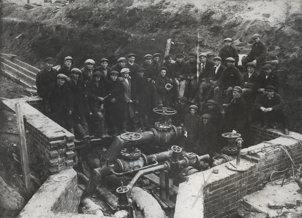 Монтаж паропровода к ГПЗ. Установка арматуры в камере ответвления к ГПЗ. 1931 год.jpg Монтаж паропровода к ГПЗ. Установка арматуры в камере ответвления к ГПЗ. 1931 год.jpg