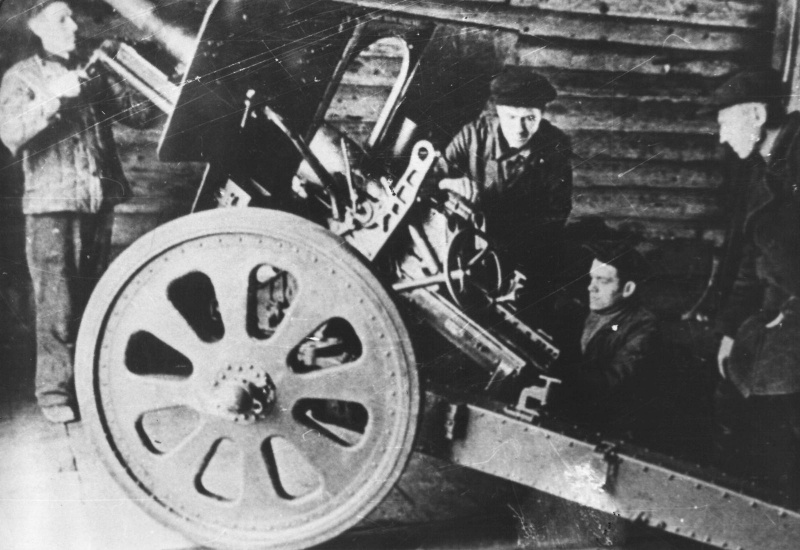 Ремонт советской 76-мм дивизионной пушки Ф-22 в дни обороны Тулы.jpeg