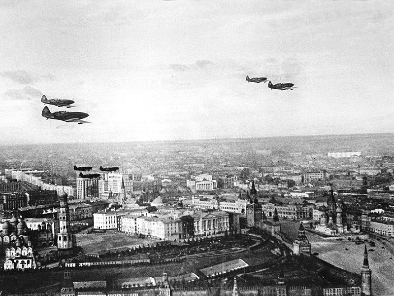 Истребители Московской зоны ПВО в небе. Декабрь 1941 г..jpg
